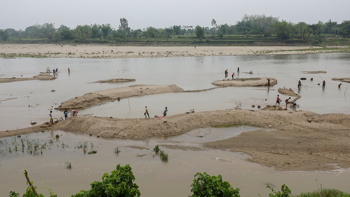 পঞ্চগড়ের বাংলাবান্ধা থেকে তেঁতুলিয়া পর্যন্ত প্রায় ২০ কিলোমিটার দুই দেশের সীমানা বরাবর প্রবাহিত হয়েছে মহানন্দা নদী। এই অংশটুকু থেকেই পাথর তোলা হয়। 