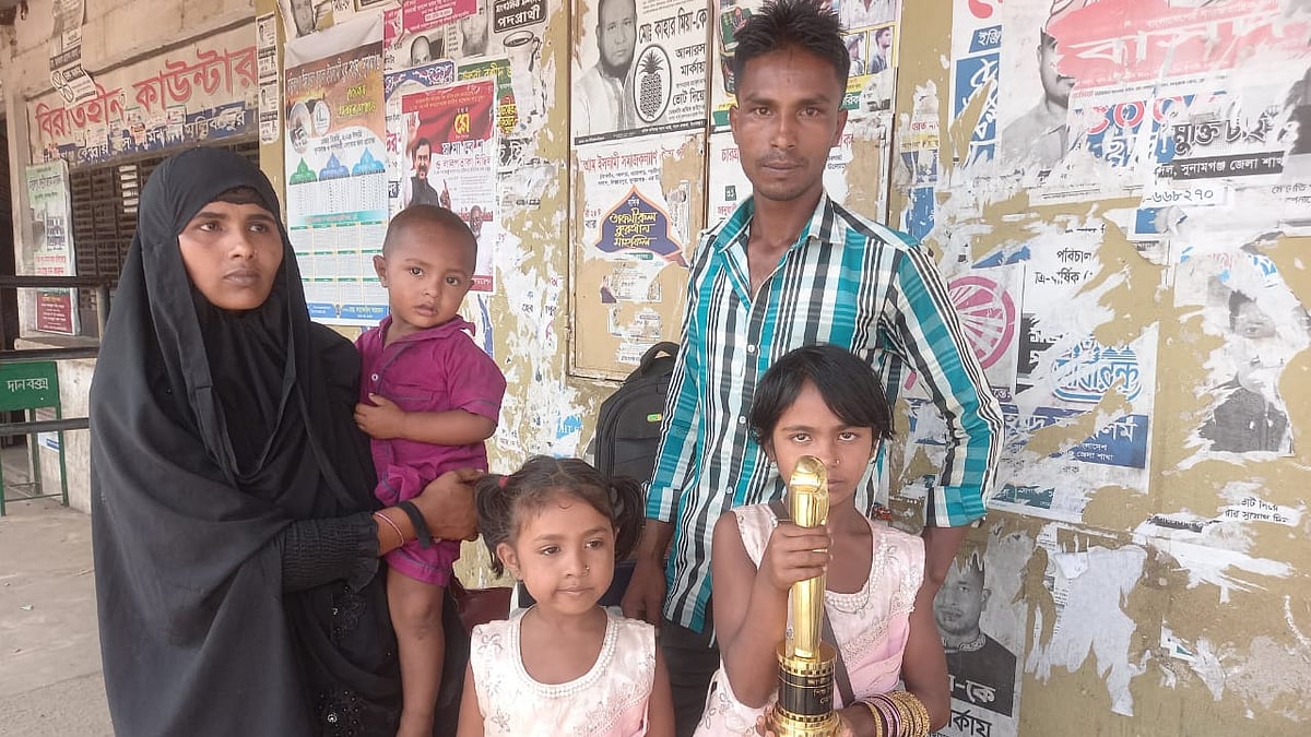 গতকাল সুনামগঞ্জ থেকে সিলেটে যায় ফারজিনার পরিবার। ছবি: প্রথম আলো