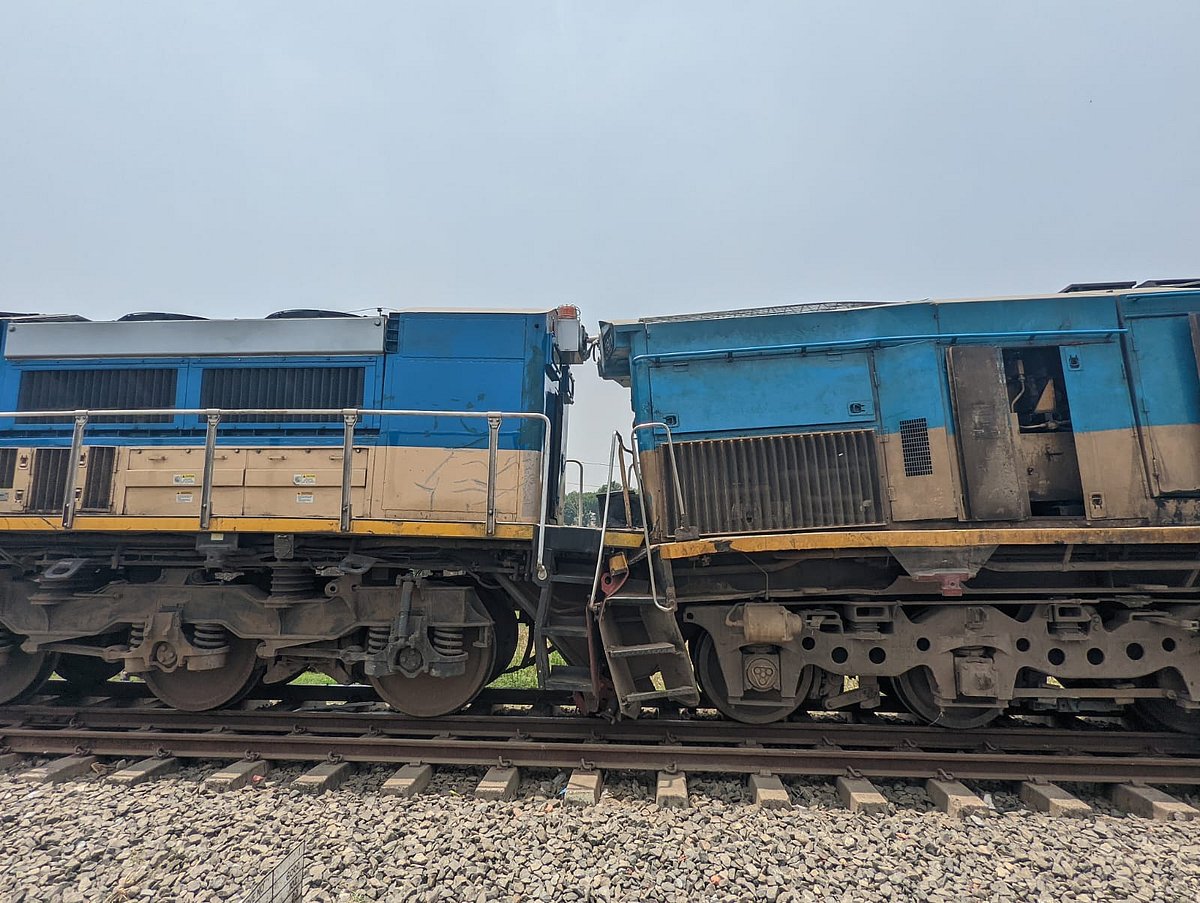 তেলবাহী ও যাত্রীবাহী ট্রেনের (দুই ইঞ্জিন) মুখোমুখি সংঘর্ষ।