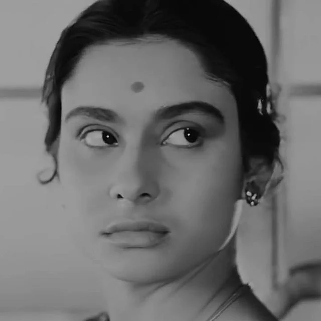 প্রথমেই আসে অভিমানী, বুদ্ধিমতী আর আকর্ষণীয় চারুলতার কথা