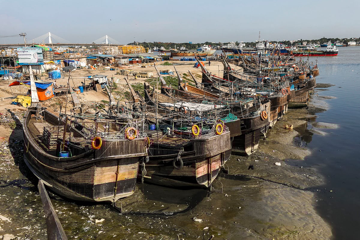 নদীতে সারিবদ্ধভাবে নোঙর করে রাখা হয়েছে মাছ ধরার ট্রলার।