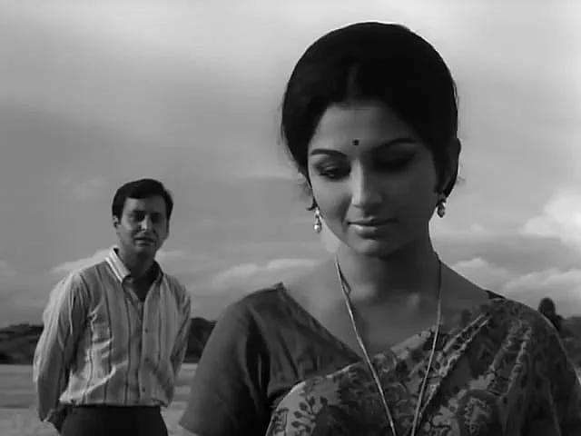 অন্য কাউকে টলাতে গিয়ে নিজেই অনুভূতির টানা-পোড়েনের কবলে পড়েছেন অরণ্যের দিন-রাত্রি সিনেমার অপর্ণা। এই চরিত্রে শর্মিলা ঠাকুরের লুকটি মার্জিত সৌন্দর্যে ভরা। 