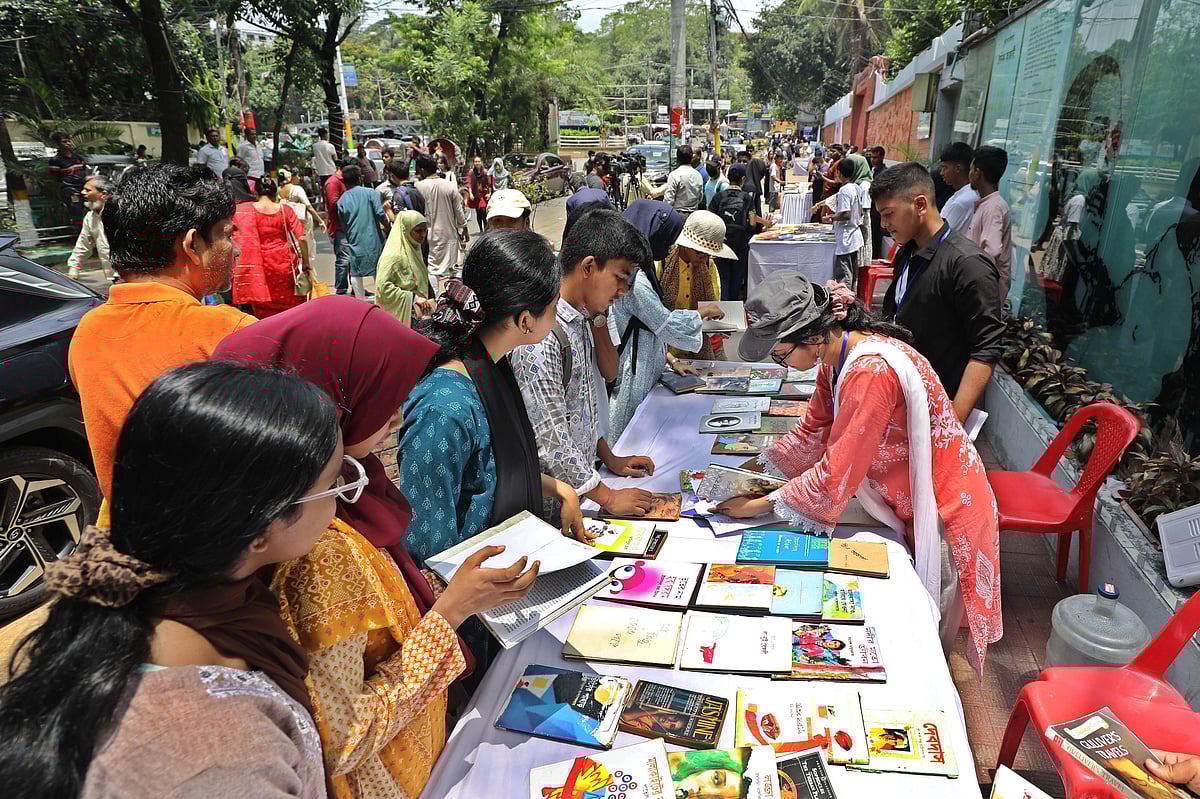  পছন্দের বই দেখছেন বইপ্রেমীরা। 