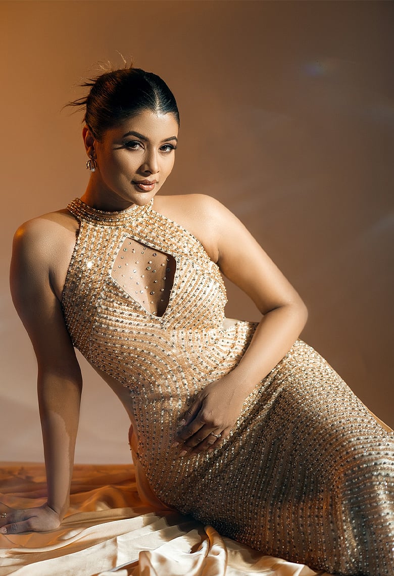 কাট-আউট গাউনে আবেদনময়ী টয়া