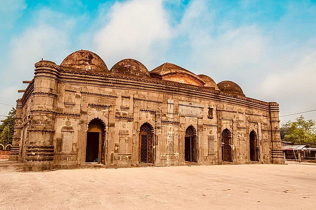 চাঁপাইনবাবগঞ্জের অন্যতম পর্যটনকেন্দ্র ছোট সোনা মসজিদ