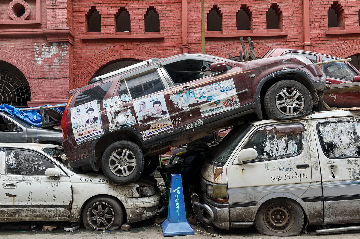জায়গার সংকুলান হচ্ছে না। তাই গাড়ির ওপর রাখা হয়েছে আরও একটি গাড়ি।