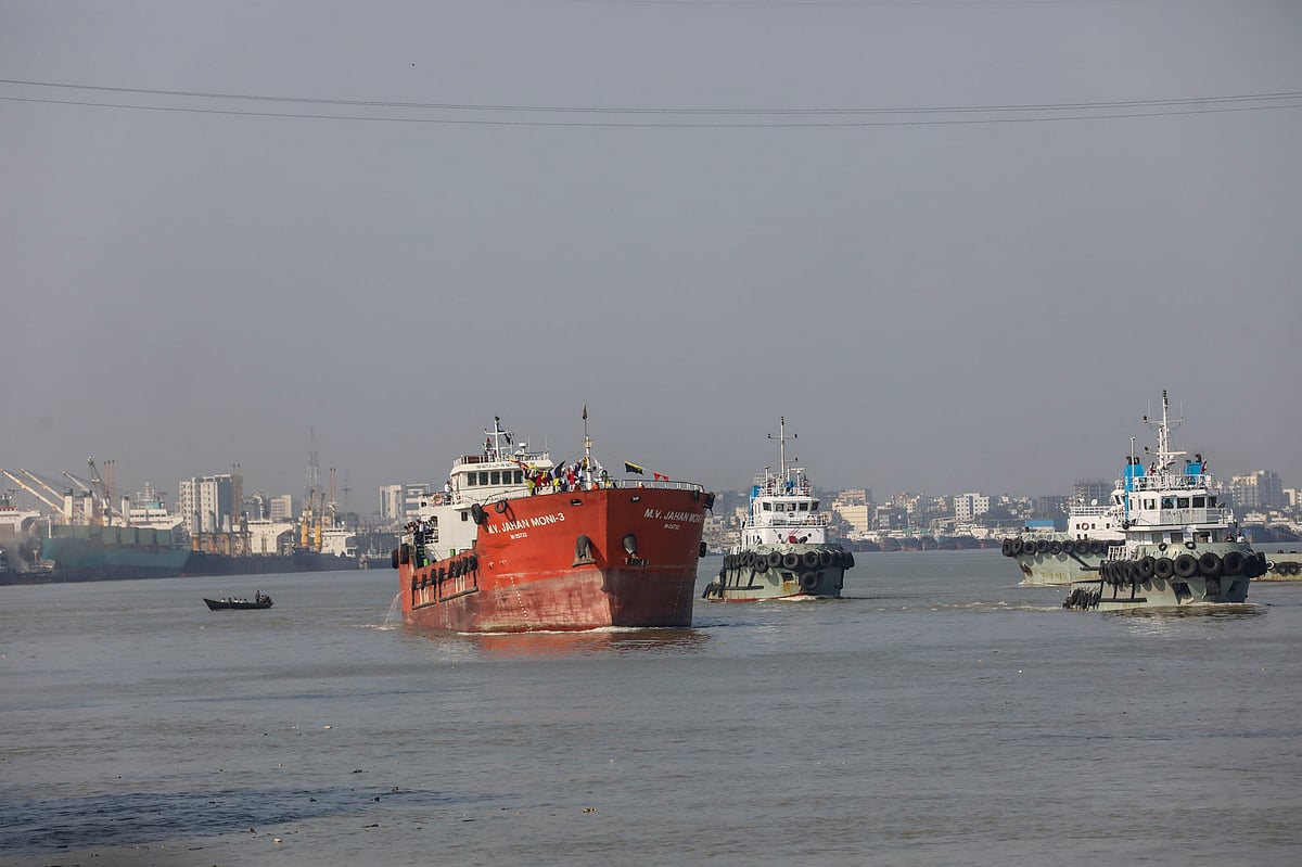 এমভি আবদুল্লাহর নাবিকদের অন্য একটি জাহাজে করে চট্টগ্রাম বন্দরের জেটিতে আনা হচ্ছে।