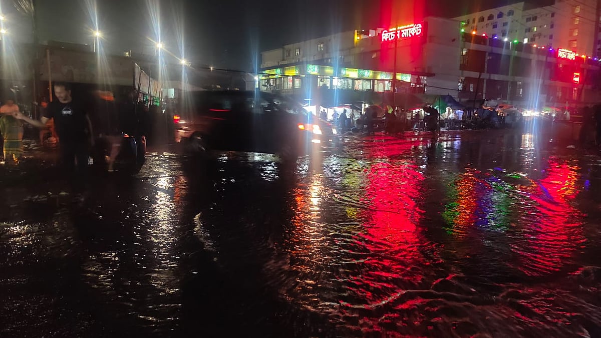 রাস্তায় পানি জমে যায়, কারওয়ানবাজার।