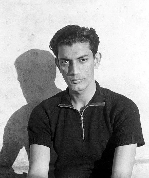 তরুণ বয়স থেকে নিজেই স্টাইলিশ সত্যজিৎ রায়। সে প্রতিফলন পড়েছে তাঁর বিভিন্ন সিনেমার চরিত্রের লুকেও