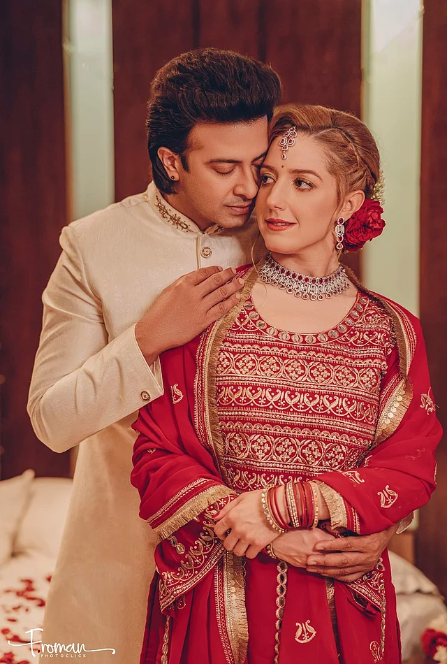লাল সালওয়ার কামিজে জমকালো সোনালি কারুকাজ। সঙ্গে দেশি জড়য়া গয়না আর লাল চুড়ি পরেছেন কোর্টনি কফি
