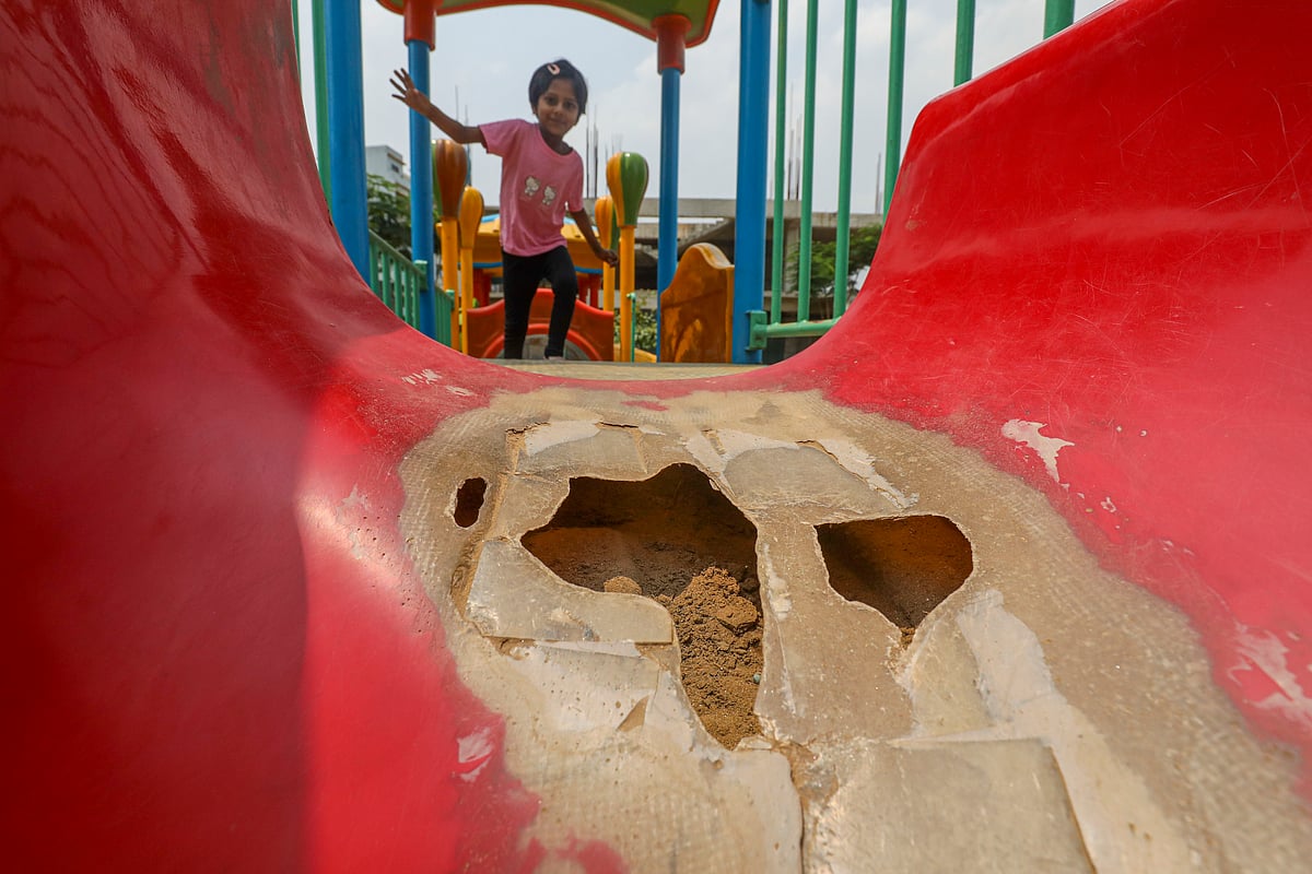 প্লাস্টিকের স্লাইডারের পাটাতন ভেঙে রয়েছে।