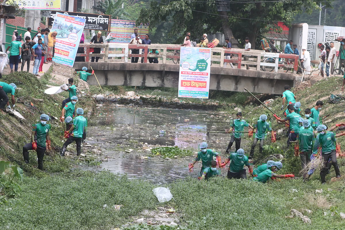 খালের ময়লা–আবর্জনা পরিষ্কার করছেন স্বেচ্ছাসেবকেরা 