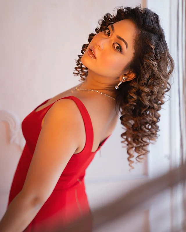 আলাদা করে বলতে হয় হেয়ারস্টাইলের কথা। এমনিতে স্ট্রেট আর রেশমি চুলের অধিকারী ভাবনাকে এমন রেট্রো আমেজের কার্লসে খুব বেশি দেখা যায়না। 