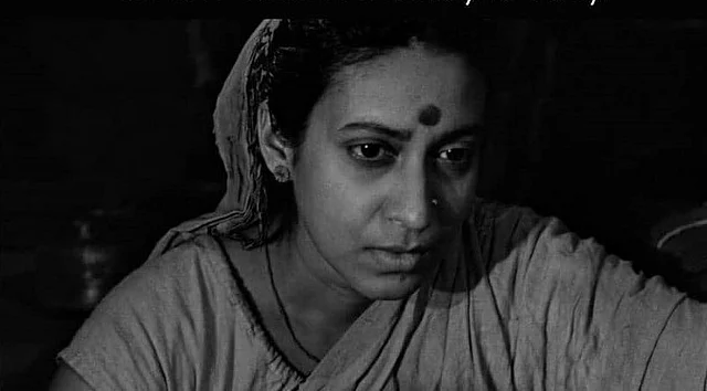 অপুর স্বপ্নপূরণে দৃঢ় প্রতিজ্ঞ এই মায়ের সাদামাটা আর জরাজীর্ণ সাজপোশাক শুধুই শ্রদ্ধা আর ভালোবাসা জাগায়। 