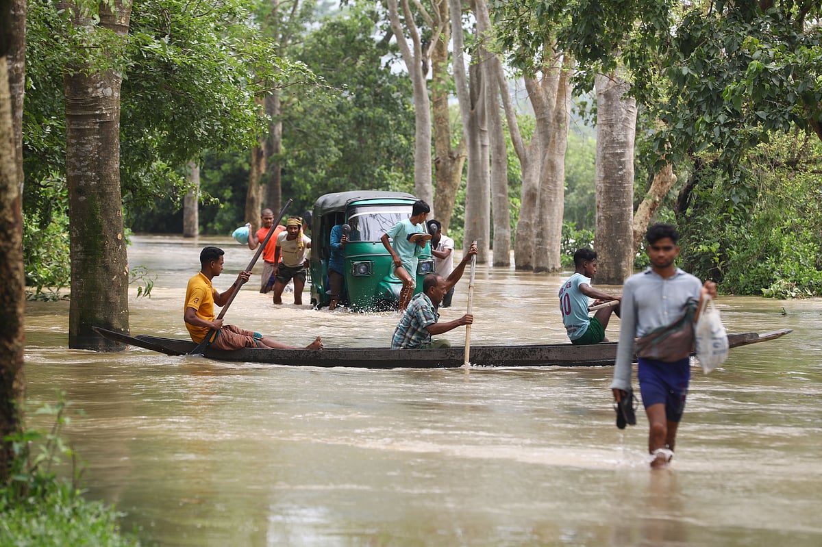 গোয়াইনঘাট-সিলেট সড়কের সালুটিকর এলাকা এখনো পানির নিচে। সড়কে চলছে নৌকা। আর ঝুঁকি নিয়ে চলতে গেলে আটকে গেছে অটোরিকশা।