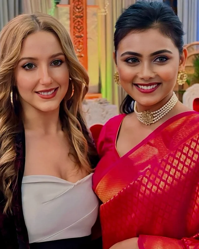 'প্রিয়তমা' ইধিকা পালের সঙ্গে শাকিবের আরেক ভিনদেশি নায়িকা কোর্টনি কফি। ইধিকাকে দেশি সাজে কাতানের লুকে দেখা যাচ্ছে। কোর্টনি পরেছেন টিউব স্টাইলের অফ দ্য শোল্ডার টপ আর জ্যাকেট। 