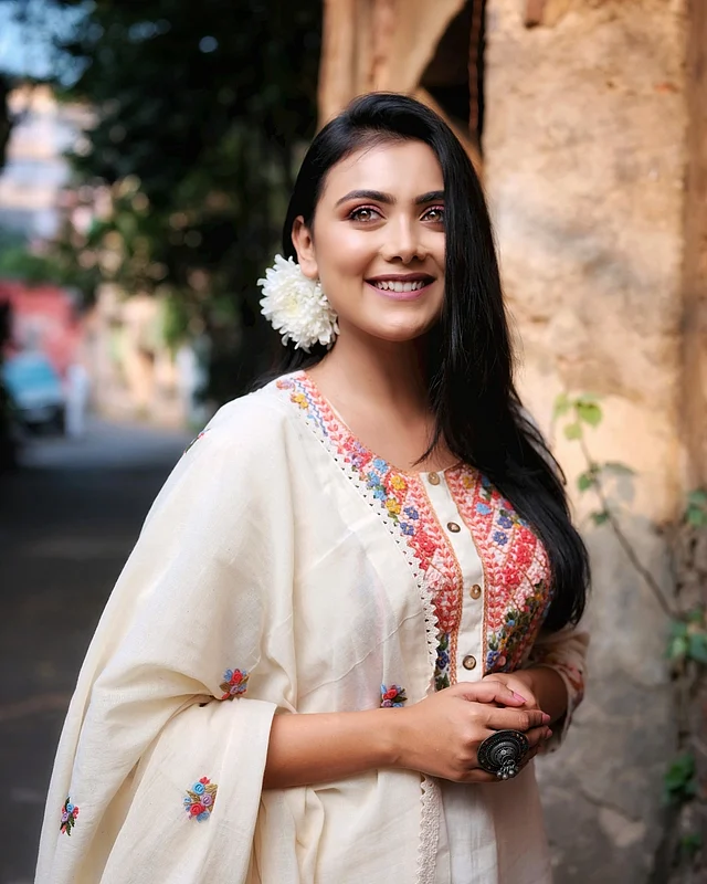 সাদা সালওয়ার কামিজ আর চুলে গোঁজা সাদা চন্দ্রমল্লিকায় স্নিগ্ধ ইধিকা পাল