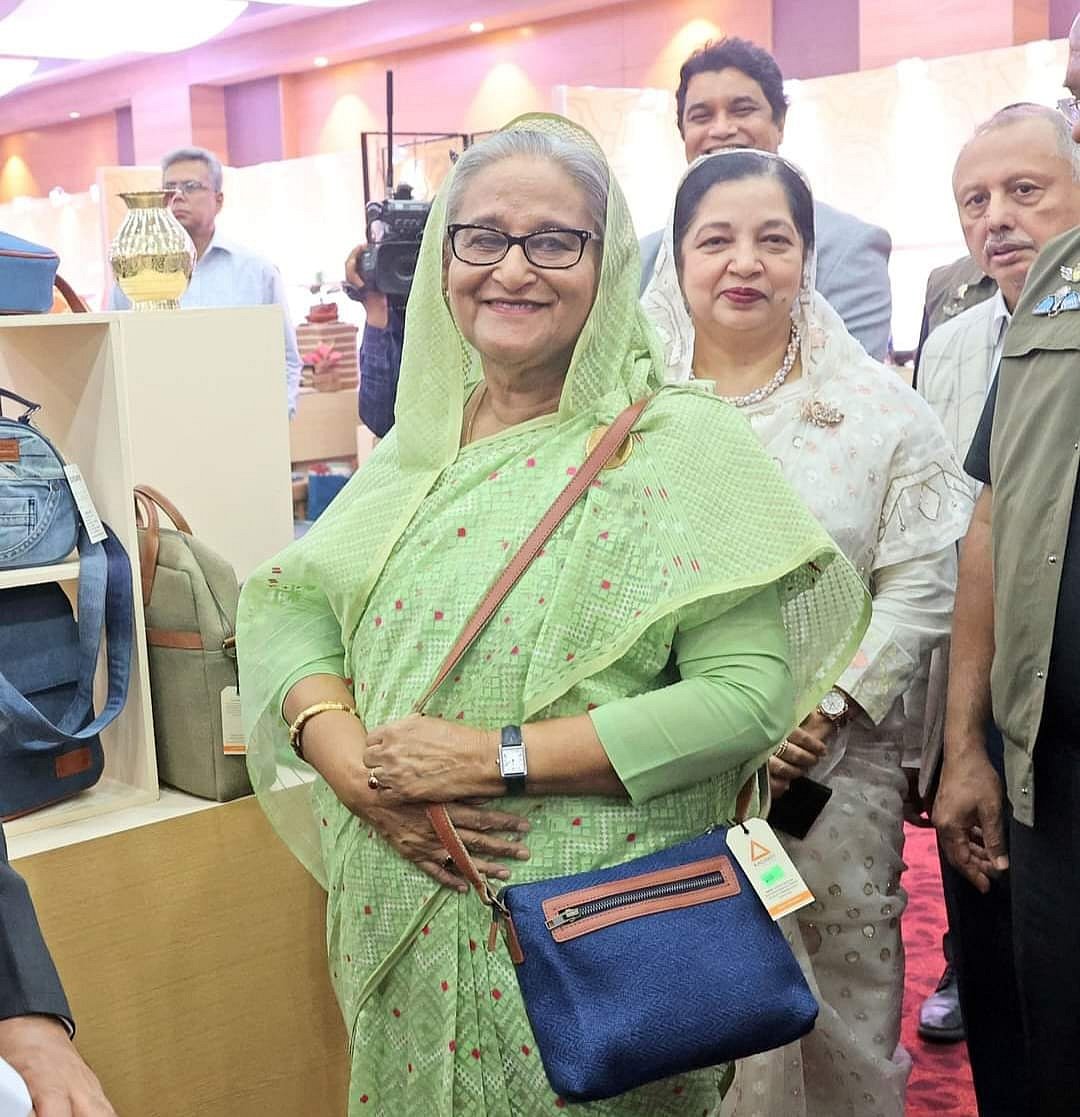 জাতীয় ক্ষুদ্র ও মাঝারি শিল্প পণ্য মেলা থেকে কালিন্দীর পাটের তৈরি ব্যাগ কেনেন প্রধানমন্ত্রী শেখ হাসিনা