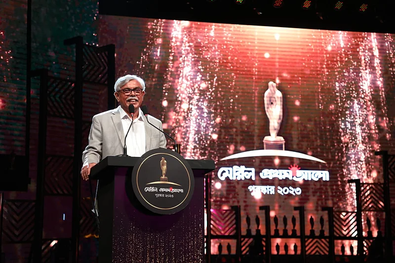 সম্পাদক মতিউর রহমানকে মঞ্চে আমন্ত্রণ জানান প্রথম আলোর ব্যবস্থাপনা সম্পাদক আনিসুল হক। 