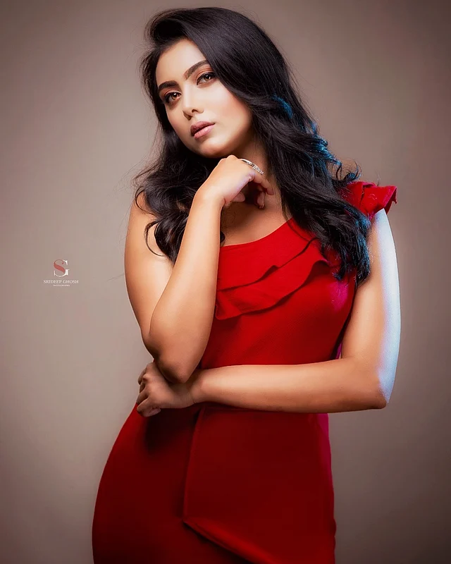 লাল ওয়ান শোল্ডার গাউনে ইধিকা 