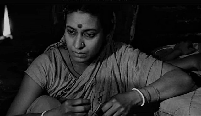 অভাবে আর জীবনযুদ্ধে  লাবণ্য ম্লান হয়ে যাওয়া একদা সুন্দরীর এই লুকে পথের পাঁচালীর সর্বজয়া একজন শক্তিময়ী নারী আর মমতাময়ী মা। 