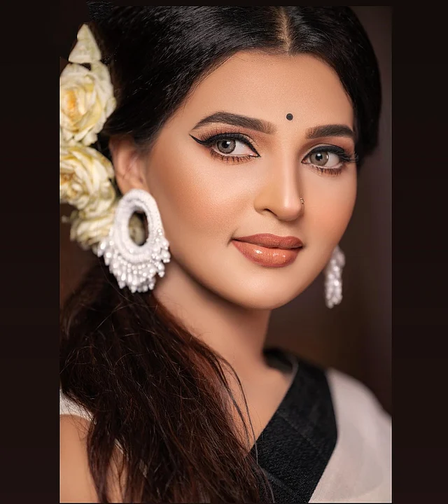 নজর কাড়ছে টেনে দেওয়া নাটকীয় পুরু আইলাইনার, আগের দিনের মতো একটু ওপরে দেওয়া ছোট কালো টিপ আর সেমি গ্লসি লিপকালার