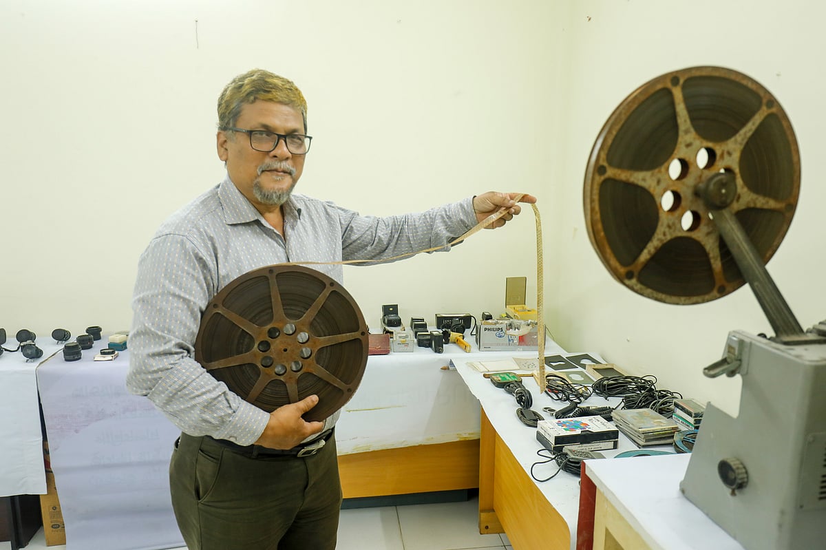 চলচ্চিত্রের ফিল্মের সংগ্রহ দেখাচ্ছেন লুৎফর রহিম