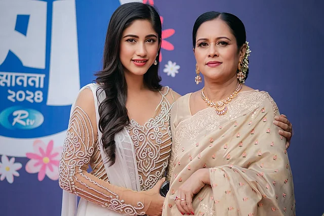  ছবিগুলো শেয়ার করেছেন তিনি সোশ্যাল মিডিয়ায়। সেখানে মাকে বিশেষ কৃতজ্ঞতা জানিয়ে তিনি লিখেছেন, ‘তোমাকে মা হিসেবে পেয়ে আমি কতটা ভাগ্যবান, সেটা ভাষায় প্রকাশ করার মতো নয়। আমি আজ যা কিছু, মা-বাবার জন্য। সব মাকে মা দিবসের শুভেচ্ছা।’
