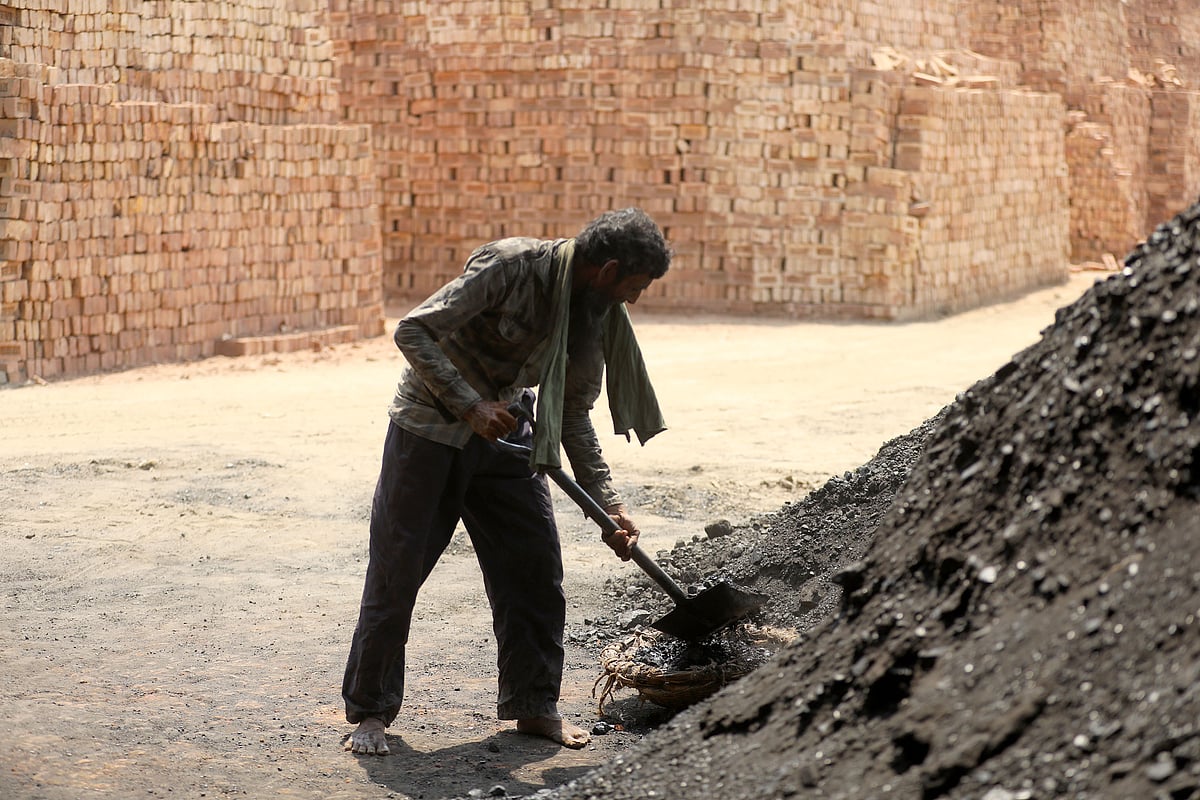 ইটভাটায় ব্যবহার উপযোগী কয়লা ভাঙতে কাজ করেন এসব শ্রমিক।