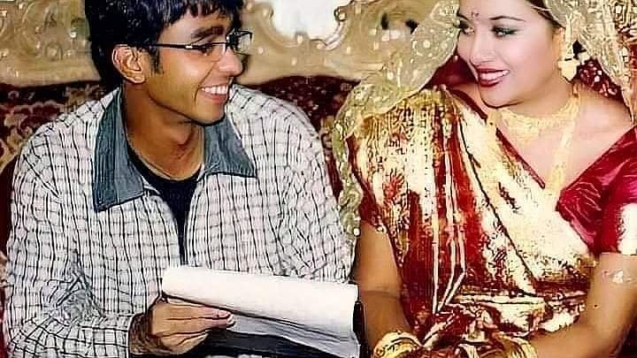 শুটিংয়ের ফাঁকে পরিচালক মোস্তাফিজুর রহমান মানিক ও শাবনূর। ছবি: পরিচালকের সৌজন্যে