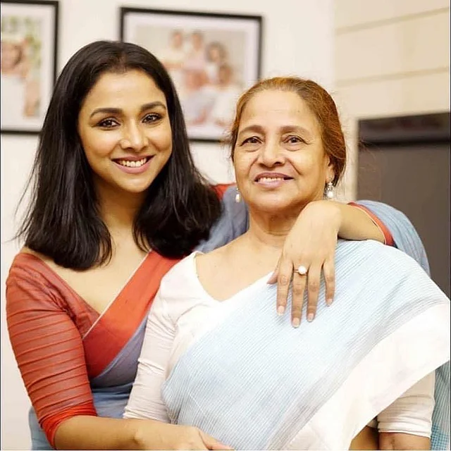  মা দিবসে ছবিগুলোর ক্যাপশনে রুনা খান আরও লিখেছেন, ‘আমি বুড়া হয়ে গেলাম, সে এখনো তরুণী। বয়সের সঙ্গে সঙ্গে তার সৌন্দর্য ও তারুণ্য বাড়ছে। ধৈর্য, মানবিকতা ও আধুনিকতায় তোমার মতো স্বশিক্ষিত মানুষ আমি জীবনে খুব কম দেখেছি। তুমি মানবিক-রুচিবোধসম্পন্ন, উদার ও অপূর্ব সুন্দর মানুষ আম্মা। সুস্থ থাকো, এমনই সুন্দর থাকো। ভালোবাসা।’