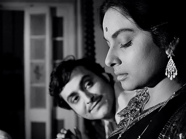গয়না পরেন তিনি। চারুর গয়নায় আধুনিকতার ছাপ স্পষ্ট