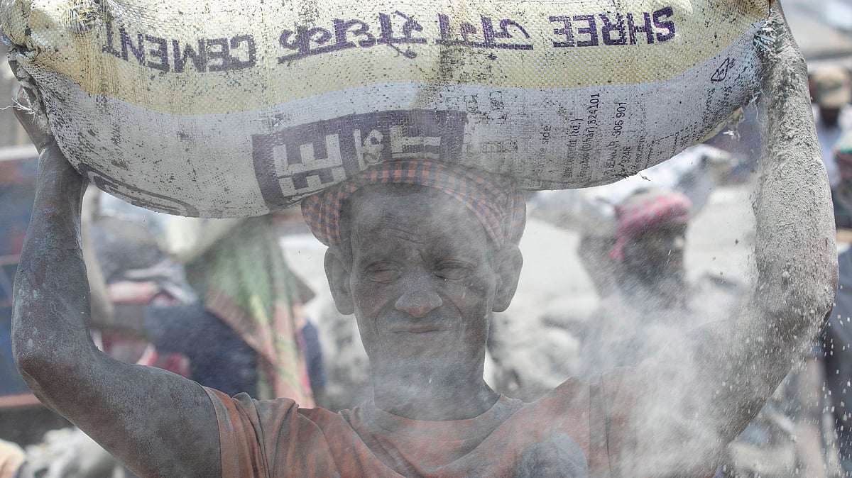 পুরো গায়ে ছাই লেগে আছে। এর মধ্যেই ছাইয়ের বস্তা মাথায় নিয়ে ছুটে চলছেন শ্রমিক।