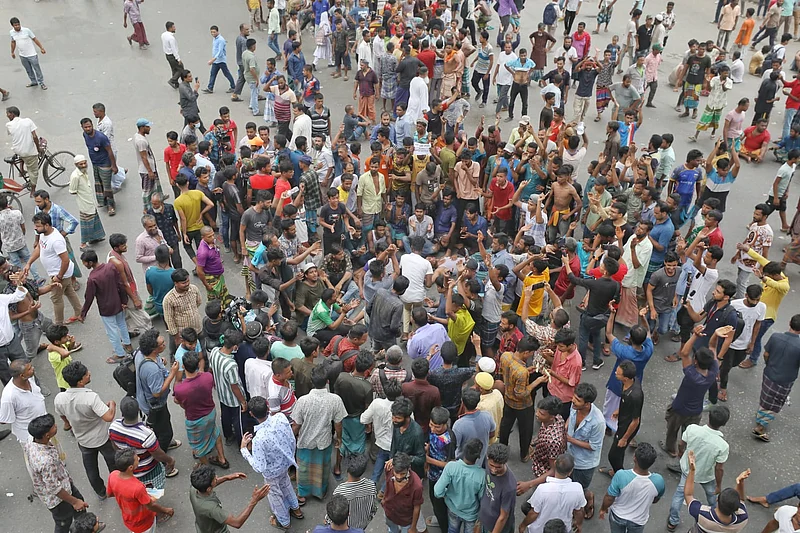 মিরপুর ১০ নম্বর গোলচত্বরে সড়ক অবরোধ করে বিক্ষোভ করেন ব্যাটারিচালিত অটোরিকশার চালকেরা।