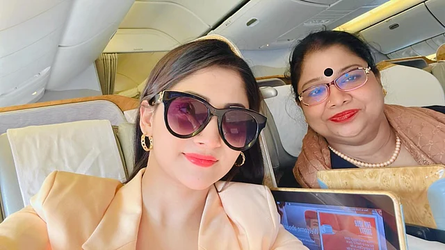 মা পরপারে চলে যাওয়ার মতো কষ্ট সন্তানের কাছে আর একটিও নেই। চলচ্চিত্র অভিনেত্রী পূজা চেরি মাকে হারিয়েছেন দুই মাসও হয়নি। আজ বিশেষ দিনে মায়ের সঙ্গে তোলা একটি সেলফি পোস্ট করে মনের কথাগুলো ভাগ করে নেন তিনি। 

পূজা লিখেছেন, ‘ভালো থাকুক পৃথিবীর সব মা। মামণি দেখেছ? তুমি কি পচা কাজ করেছ, সকালে ঘুম থেকে উঠেই অঝোরে চোখ থেকে জল পড়তে দিলে!’ সারা জীবনই তো এই জল পড়বে গো মা। কী করে থামাব? খুব কষ্ট হচ্ছে মামণি। আর লিখতে পারছি না। বুকটা ফেটে যাচ্ছে। ভালো থেকো মামণি আর মনে রেখো তোমার হাতের লাঠিটা অনেক মিস করি। 