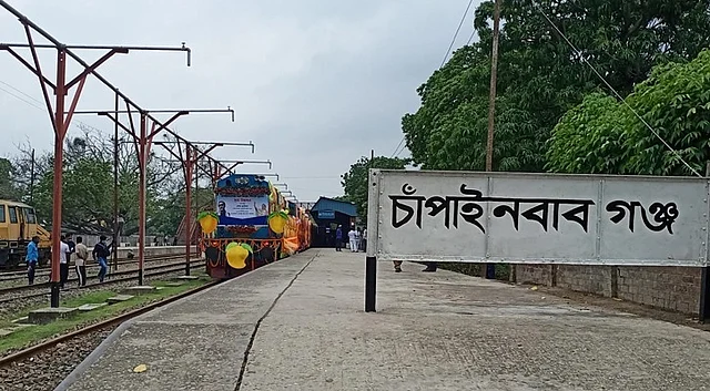 ট্রেনে যাঁরা ভ্রমণ করতে চান, তাঁদের নওগাঁ সদরে চলে আসতে হবে। জেলা সদর থেকে মাত্র পাঁচ কিলোমিটার দূরে বিখ্যাত সান্তাহার জংশন রেলস্টেশন