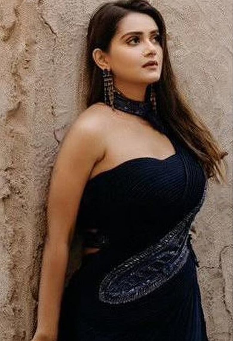 গ্ল্যামারাস গাউনে মরুর দেশে উত্তাপ বাড়ালেন তানজিন তিশা