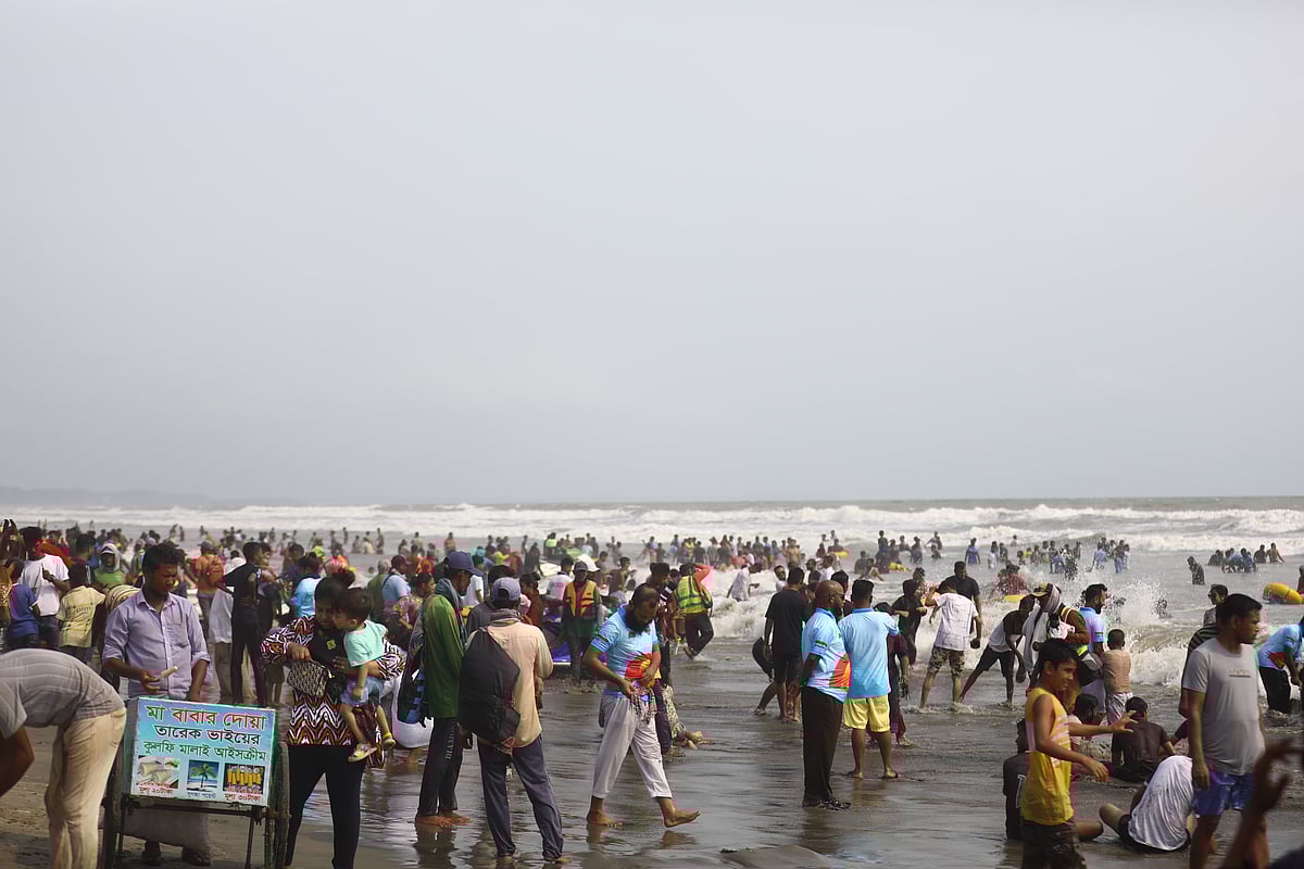 সৈকতে হাজারো মানুষের ভিড়। 