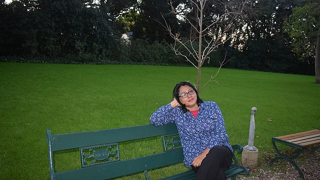 ভিলা ওকাম্পোর সামনের চত্বরে লেখক