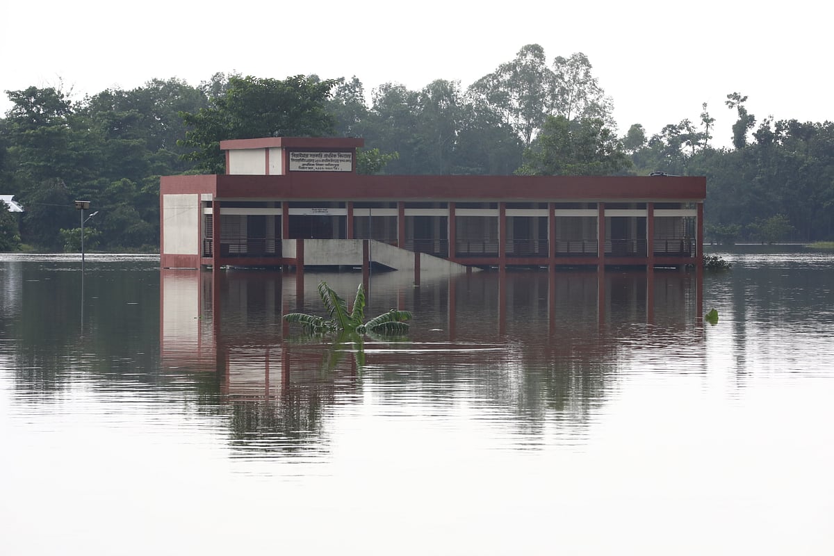 বিরাইমারা এলাকায় পানিবন্দী বিদ্যালয়।