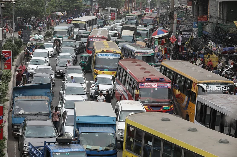 এ সময় আশপাশের সড়কগুলোতে যানজটের সৃষ্টি হয়। 