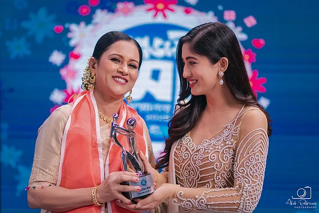 মা দিবসে বিশেষ সম্মাননা পেয়েছেন অভিনেত্রী সাফা কবিরের মা।
