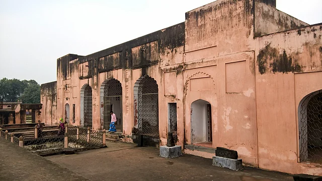 সোনা মসজিদের অদূরে অবিস্থত তোহাখানা। এটি মূলত একটি কবরস্থান