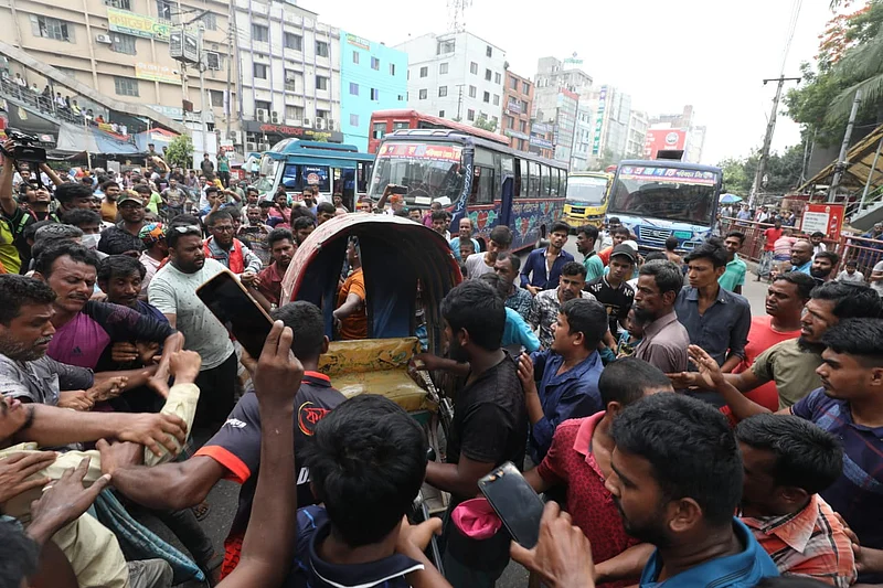 এক চালক অটোরিকশা নিয়ে সড়কে নামলে বিক্ষোভের মধ্যে পড়েন।