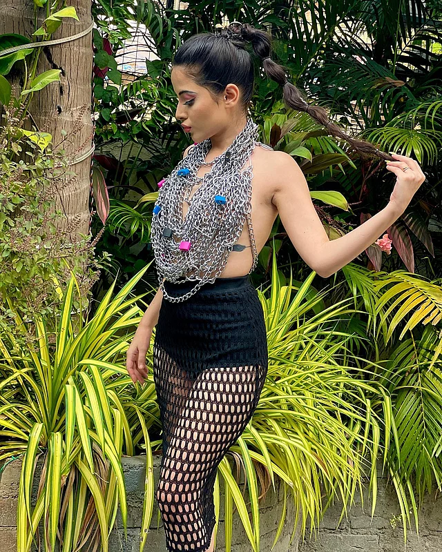 শেকলের টপে ঝুলছে রঙিন তালা