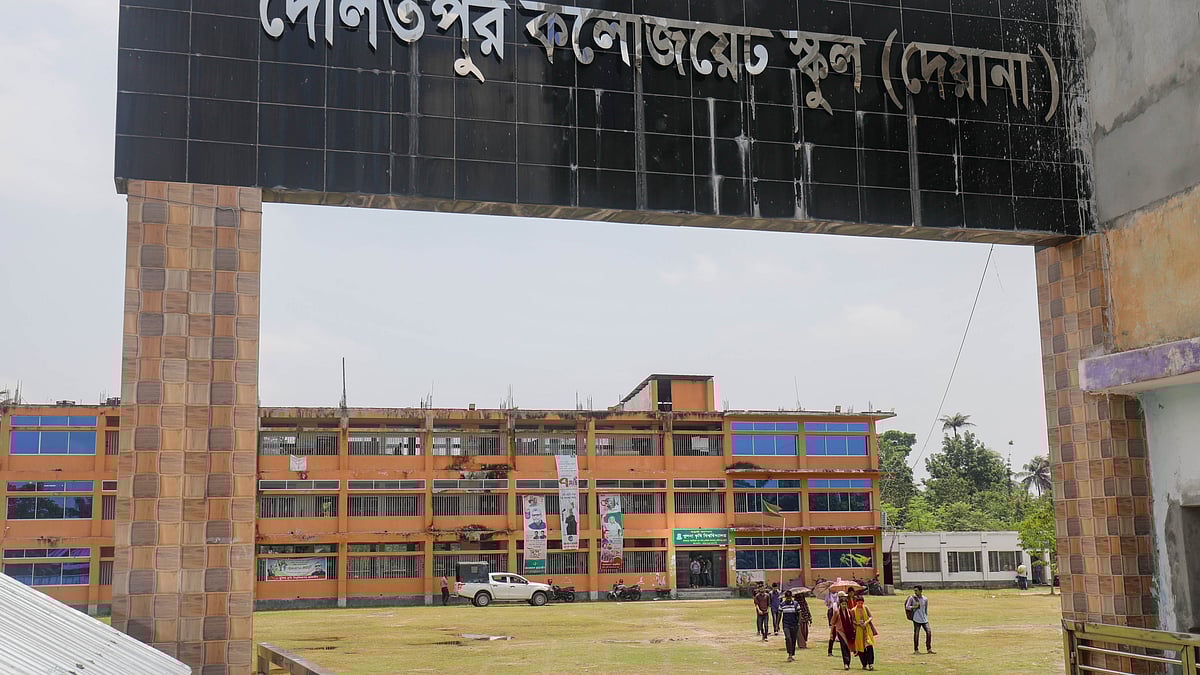 দৌলতপুর কলেজিয়েট  স্কুলের ভবনটি পুরোটাই ব্যবহার করে খুলনা কৃষি বিশ্ববিদ্যালয়। কারণ, স্কুলের কার্যক্রম শুরু হয়নি 