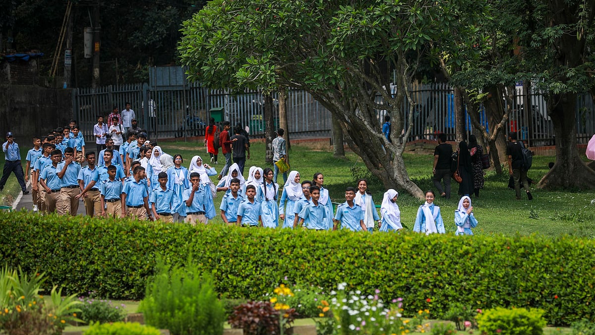 লাইন ধরে ওয়ার সিমেট্রিতে ঢুকছে শিক্ষার্থীরা