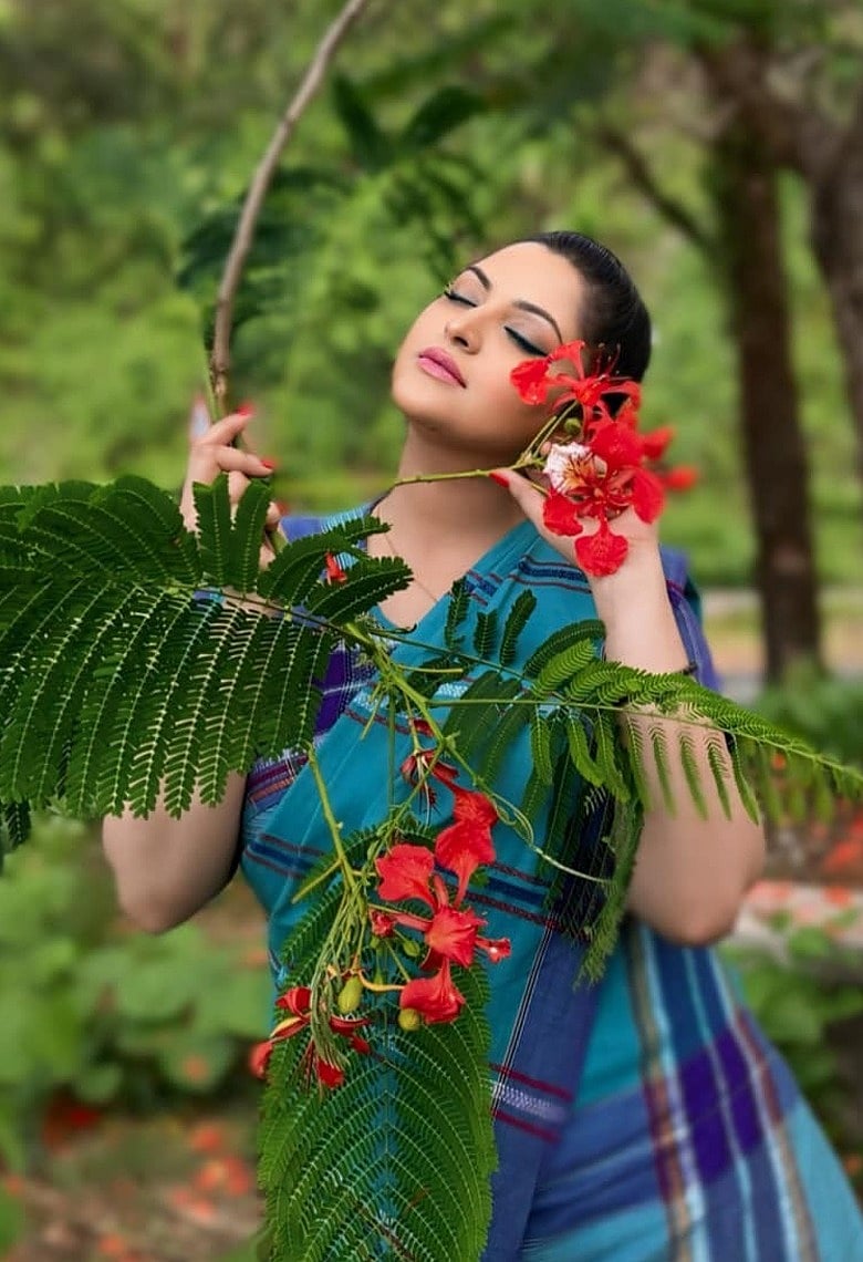 পাহাড়ি পোশাকে সুন্দরী পরীমনি