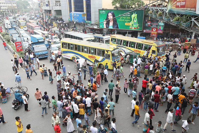 ওই সড়কে যান চলাচল বন্ধ হয়ে যায়।