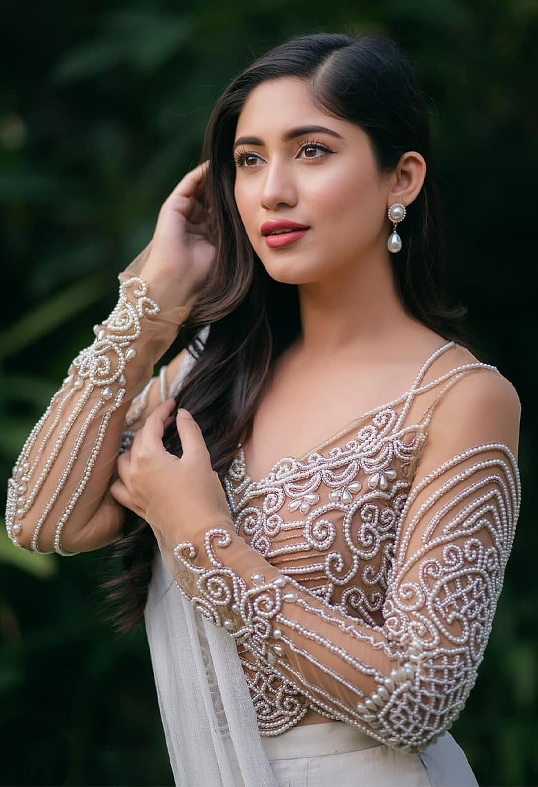 স্টেটমেন্ট 'ন্যুড' ব্লাউজে সাফা কবিরের আকর্ষণীয় লুক